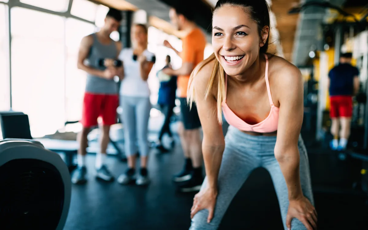 Mulher em treino funcional em grupo no Studio Livel — energia e motivação